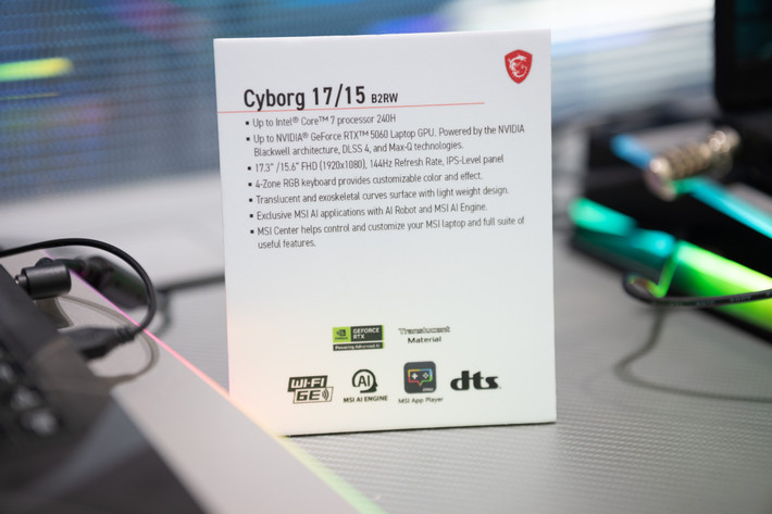 Ngoài card đồ họa mới, dòng Cyborg còn được trang bị hai phiên bản CPU của Intel và AMD gồm Core Ultra 240H và Ryzen 7 260. Màn hình vẫn được hãng duy trì ở độ phân giải FullHD, tốc độ làm tươi 144 Hz. Đây là con số phù hợp với dòng máy tính chơi game phổ thông.