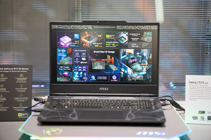 Mẫu laptop đầu tiên dùng RTX 5060 chính là mẫu MSI Cyborg mới. Nguyên mẫu của máy được trưng bày tại Computex 2025 đã có thể chạy đầy đủ chức năng, nhưng bị ngắt card đồ họa rời. Lý do có thể đến từ việc dòng GPU vừa trình làng, chưa có driver phù hợp để tận dụng hiệu năng.
