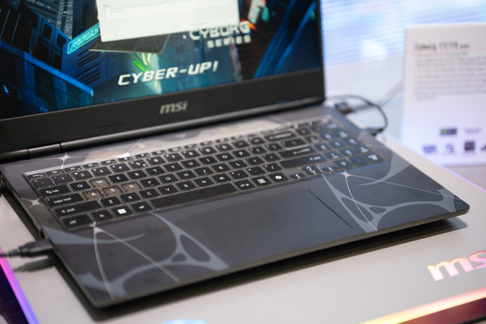 Dòng Cyborg cũng là sản phẩm phổ thông, nhắm đến khách hàng trẻ của MSI. Sản phẩm lấy cảm hứng thiết kế từ các dạng sống nửa người - nửa máy trong phim khoa học viễn tưởng. Các phần họa tiết trong suốt, bố trí bất quy tắc trên thân máy tạo ấn tượng.