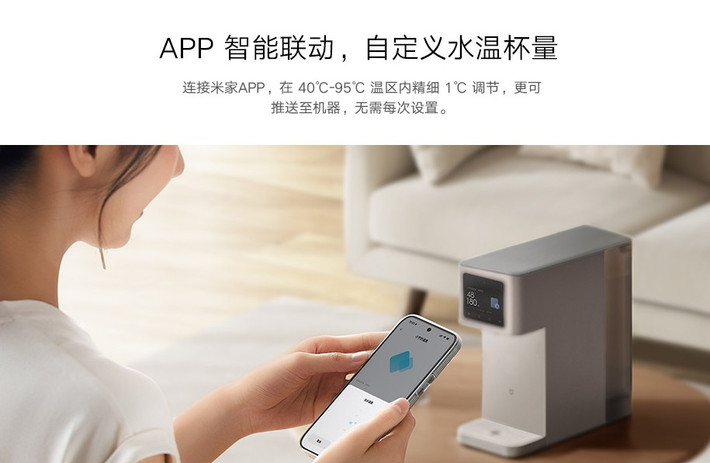 Việc tương tác với máy cũng rất trực quan. Mặt trước của máy có một màn hình màu 5 inch hiển thị đầy đủ thông tin từ nhiệt độ, mực nước đến trạng thái lõi lọc.