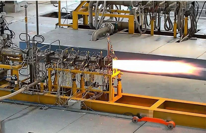 Trong khi đó, ET-LDHCM được thiết kế để bay ở độ cao thấp, giảm khả năng phát hiện của radar và cải thiện khả năng xâm nhập không phận được bảo vệ. Nó cũng có thể mang cả đầu đạn thông thường và đầu đạn hạt nhân và có thể chịu được tải trọng lên tới 2.000 kg (4.409 pound).