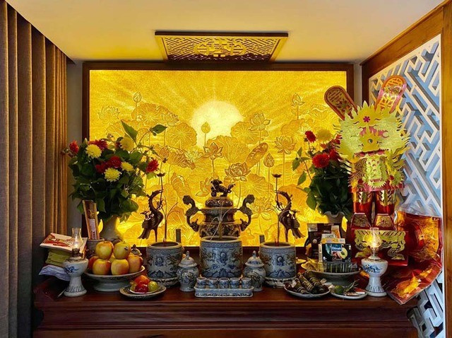 Không phải loài hoa nào đẹp, thơm là có thể bày lên nơi linh thiêng như gian thờ cúng, bởi trong tín ngưỡng dân gian, hoa không chỉ mang tính thẩm mỹ mà còn mang năng lượng và biểu tượng tinh thần. Nếu chọn sai loại hoa, gia chủ không chỉ phạm vào điều kiêng kỵ mà còn ảnh hưởng đến vận khí trong nhà.