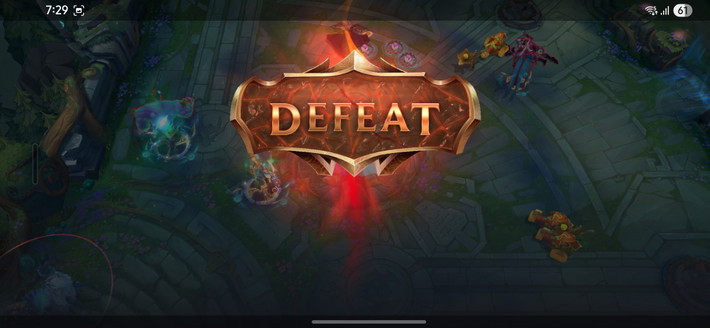 Nếu bạn chơi game trong điều kiện lý tưởng như trong nhà mát mẻ, qua Wifi, màn hình không để quá sáng thì Galaxy S25 Edge có thể trụ được khoảng 10 đến 12 trận Liên Quân, hoặc 8 đến 10 trận Tốc Chiến, tương đương khoảng 4 tiếng chơi game liên tục. Đây là con số "ổn áp" với một viên pin nhỏ như 3900mAh, nhưng so với các máy khác có pin 5000mAh thì rõ ràng không thể bì lại.