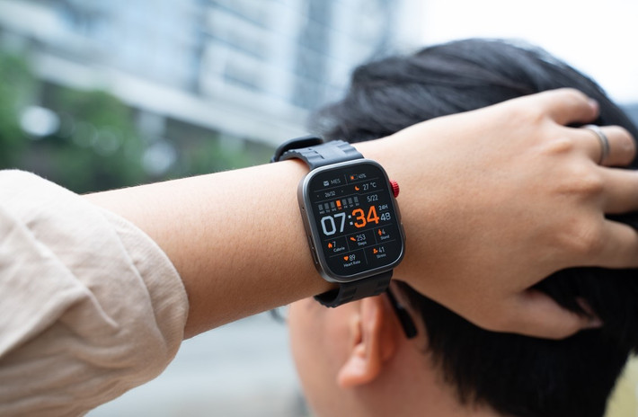 Mới đây, Huawei đã giới thiệu bộ đôi Watch Fit 4/4 Pro với nhiều điểm nâng cấp đáng chú ý, trong đó Watch Fit 4 Pro là phiên bản được nhiều người dùng mong chờ nhất. Chiếc smartwatch tầm trung mới nhà Huawei nổi bật với thiết kế cao cấp sử dụng vật liệu titan và kính sapphire, được tích hợp hệ thống TruSense thế hệ mới có khả năng đo hơn 60 chỉ số sức khỏe, bao gồm ECG, phát hiện rối loạn nhịp tim và theo dõi giấc ngủ nâng cao. Ảnh: Đình Nhân/Sforum