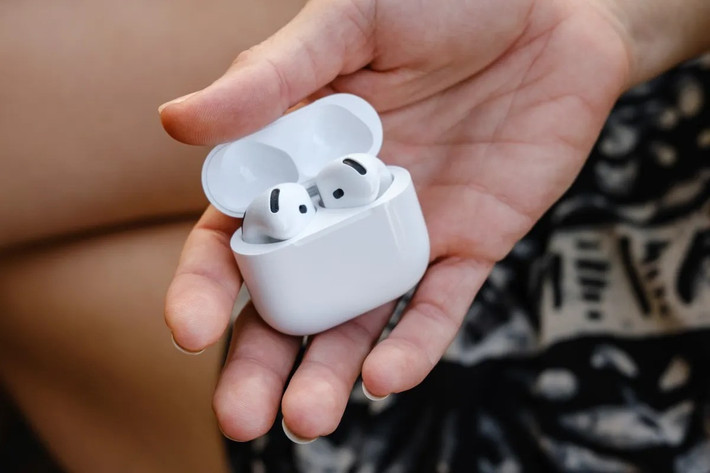 Thêm một món đến từ Apple, chưa phải cuối cùng đâu, bên dưới danh sách còn nữa. Đứng ở hạng 8 của bảng thống kê là AirPods 4. Đây là bản cập nhật mới nhất cho tai nghe không dây phiên bản cơ bản, nó chẳng có chống ồn, nhưng với nhiều người, cơ bản vậy là đủ. Nó hiện đang được bán với giá chỉ khoảng 2,4 triệu đồng.