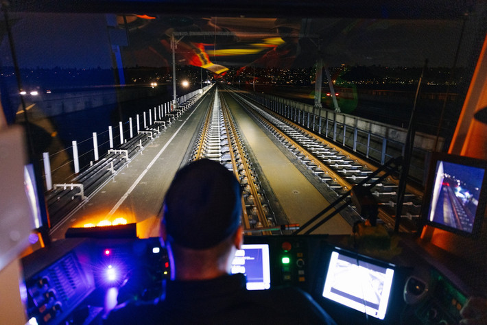 Sound Transit cho biết một đoàn tàu đã chạy qua cầu nhiều lần với tốc độ tăng dần, từ khoảng 8 km/h lên đến tốc độ vận hành tối đa 90 km/h. Cuộc thử nghiệm được tiến hành qua đêm để các đội có thể quan sát và ghi lại hiện tượng hồ quang điện dự kiến xảy ra giữa đường dây điện trên cao và phương tiện đường sắt nhẹ.