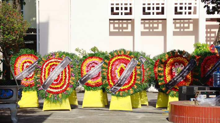 Như thông báo trước đó, tỉnh Quảng Ngãi chuẩn bị sẵn các vòng hoa cho các đoàn viếng để tạo nên sự đồng nhất, trang nghiêm.