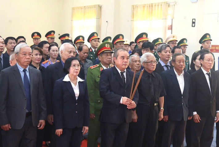 Các đoàn viếng dâng hương, bày tỏ lòng thành kính, tiếc thương vô hạn đối với nguyên Chủ tịch nước Trần Đức Lương – người con ưu tú của quê hương Quảng Ngãi, nhà lãnh đạo tận tụy, có nhiều đóng góp quan trọng cho sự nghiệp cách mạng của Đảng và dân tộc.