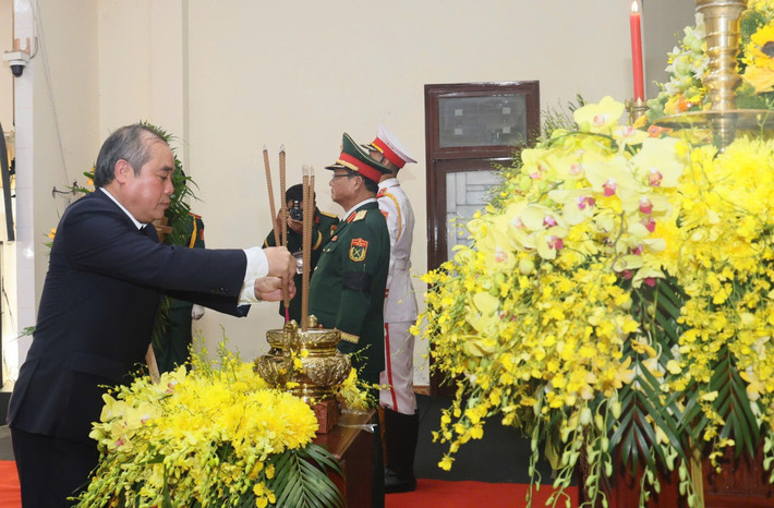 Phó Chủ tịch UBND tỉnh Quảng Ngãi Trần Hoàng Tuấn đại diện cho lãnh đạo, cán bộ và nhân dân tỉnh Quảng Ngãi thắp nhang viếng, tiễn biệt nguyên Chủ tịch nước Trần Đức Lương.
