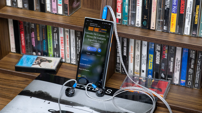 MoonDrop MIAD 01 rõ ràng không dành cho số đông. Đây là một chiếc điện thoại Android với thiết kế kỳ lạ, hiệu năng tầm trung và phần mềm chưa tối ưu. Nhưng với những người đam mê âm thanh và thường xuyên sử dụng tai nghe có dây, đây lại là lựa chọn thú vị: một thiết bị "2 trong 1" giúp gộp điện thoại và máy nghe nhạc chuyên dụng vào cùng một thân máy.