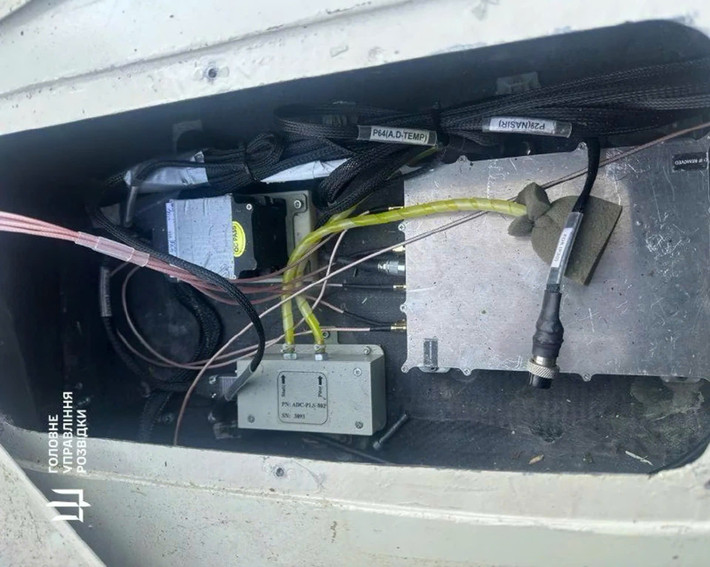 Hơn thế, phần mềm điều khiển tích hợp AI cho phép Shahed tự nhận biết loại mục tiêu, điều chỉnh lộ trình tấn công, thậm chí phân biệt cấu trúc hạ tầng quân sự - dân sự thông qua hình ảnh nhiệt. Nếu kết hợp với thông tin mạng di động và dữ liệu thu thập được từ chiến trường, UAV này có thể trở thành vũ khí bán tự động, không chỉ để cảm tử mà còn để trinh sát hoặc dẫn đường cho đợt tấn công thứ hai.