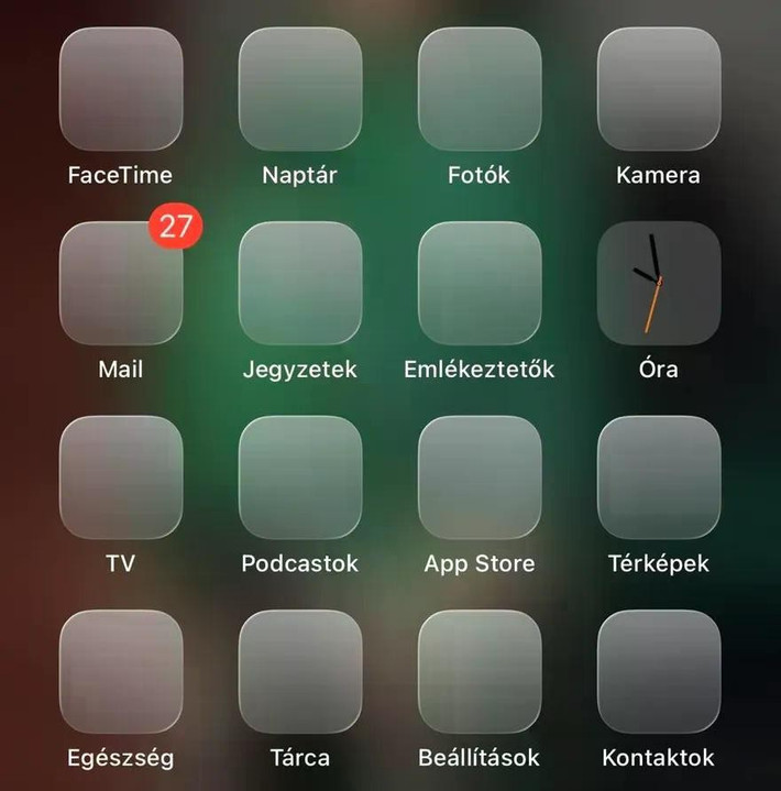 Một trong những lỗi đáng chú ý nhất trên iOS 26 Beta là tình trạng biểu tượng ứng dụng không hiển thị đúng cách. Nhiều người dùng chia sẻ ảnh chụp màn hình các biểu tượng ứng dụng hoàn toàn biến mất, chỉ còn lại tên gọi.