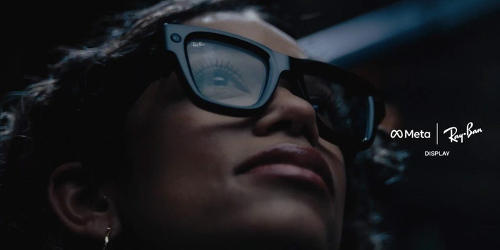 Tiếp tục hợp tác với EssilorLuxottica, chiếc kính mới vẫn giữ nguyên thương hiệu và kiểu dáng Ray-Ban, nhưng với thiết kế được nâng cấp và tất nhiên là có màn hình hiển thị.