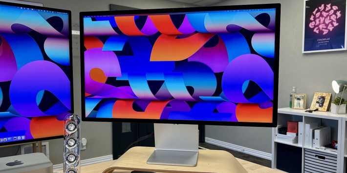 Màn hình Apple Studio 2 với mã tham chiếu đến "J427" cho màn hình Studio Display thế hệ tiếp theo, với đường dẫn mã thứ hai "J527" đang được đánh giá. Báo cáo chỉ ra tiềm năng của đèn nền mini-LED, thời gian ra mắt đầu năm 2026 và khả năng kết hợp với những chiếc máy tính Mac đầu tiên sử dụng chip M5 sắp ra mắt của Apple.