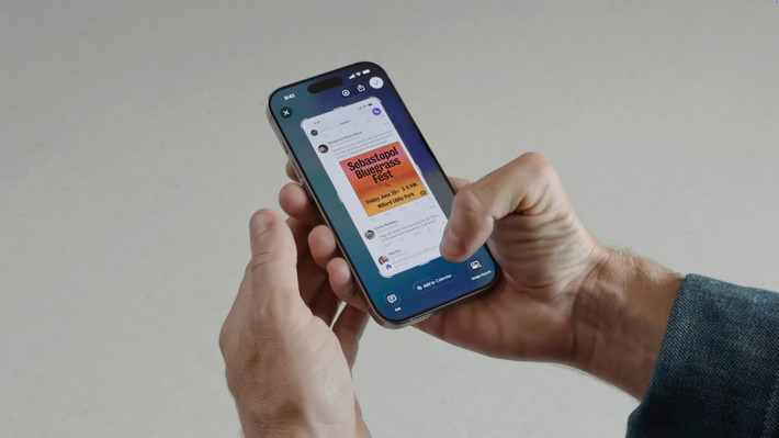 Nâng cấp tính năng Visual Intelligence Khi sử dụng iOS 26, người dùng có thể sử dụng Visual Intelligence để tìm kiếm và thao tác đối với nội dung họ đang xem trên bất kỳ ứng dụng nào. Họ có thể đặt câu hỏi cho ChatGPT để tìm hiểu thêm về một chủ thể nhất định hoặc tìm kiếm trên Google/Etsy/… để có được hình ảnh về sản phẩm tương tự.