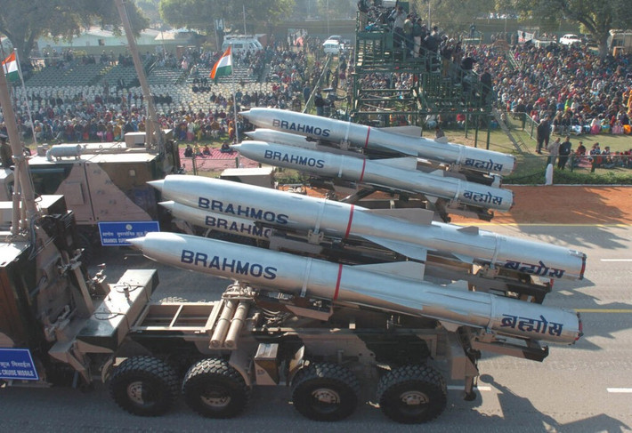 BrahMos bị hạn chế bởi tầm bắn và tốc độ ngắn hơn, chỉ ở mức Mach 3 và tầm bắn 450 km (280 dặm). Điều này khiến tên lửa ít phù hợp cho các nhiệm vụ tấn công sâu trong môi trường có nhiều đối thủ cạnh tranh.