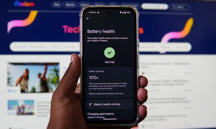 Google đang thêm chỉ báo tình trạng pin cho người dùng Pixel 8a và các thiết bị Pixel mới hơn (nhưng không phải Pixel 8 và 8 Pro), và các thiết bị Pixel 5 trở lên sẽ có tính năng trợ năng mới thông qua ứng dụng Magnifier. Bạn có thể sử dụng Magnifier để mô tả những gì bạn đang tìm kiếm và sau đó ứng dụng sẽ làm nổi bật mục nếu có sự trùng khớp và cung cấp cho bạn phản hồi thông qua xúc giác.
