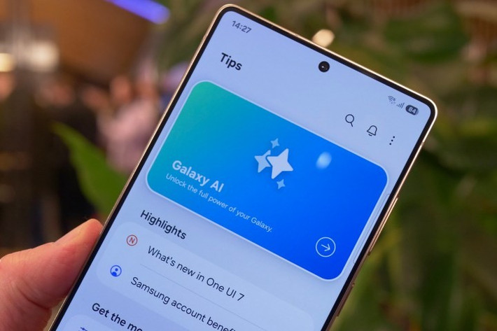 Điểm khác biệt lớn nhất nằm ở trải nghiệm phần mềm. Galaxy S25 Ultra nổi bật với giao diện One UI tùy biến sâu, nhiều tính năng mở rộng như chia đôi màn hình, thao tác với S Pen, chế độ Dex biến điện thoại thành máy tính mini, cùng kho tiện ích phong phú. Người dùng có thể cá nhân hóa giao diện, chủ đề, thao tác nhanh theo ý thích.