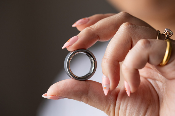 Chiếc nhẫn thông minh tốt nhất cho hầu hết mọi người. Không có gì ngạc nhiên khi đó chính là Oura Ring 4. Ngay cả mức phí hàng tháng là 6 đô la của Oura cũng có thể giống như 100 đô la khi bạn cân nhắc đến số lượng lớn các ứng dụng, tiện ích và dịch vụ đòi hỏi một phần tiền lương hàng tháng của bạn. Tuy nhiên, Oura vẫn là tốt nhất về phần cứng, phạm vi kích thước, các tính năng được cung cấp, ứng dụng, sự tận tâm trong nghiên cứu và kinh nghiệm trong lĩnh vực này.