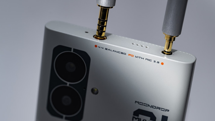 Điểm đáng chú ý nhất của thiết bị nằm ở hệ thống DAC kép Cirrus Logic MasterHiFi, được đặt trong phần "gù" khá lớn phía sau. Máy hỗ trợ cả jack tai nghe 3.5 mm truyền thống và cổng balanced 4.4 mm - trang bị hiếm thấy trên smartphone hiện nay.