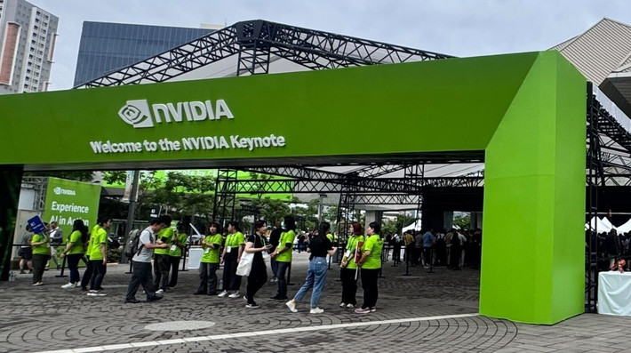 Để đưa gã khổng lồ công nghệ Nvidia lên vị thế hôm nay, CEO Jensen Huang tâm niệm phải giữ nhân sự trong tâm thế có phần "lo âu", "sợ hãi". Đó là một trong những khía cạnh về CEO Nvidia được tiết lộ trong cuốn sách thuật lại trong sách The Nvidia Way: Jensen Huang and the Making of a Tech Giant (tạm dịch: Phong cách Nvidia: Jensen Huang và hành trình tạo dựng gã khổng lồ công nghệ).