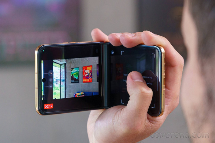 Máy dùng chung cảm biến chính với Razr 2025 – một cảm biến 50 megapixel kích thước 1 phần 1.95 inch, đi kèm ống kính khẩu độ f/1.7 tiêu cự 25mm, có chống rung quang học. Đây không phải là camera hàng đầu nhưng đủ tốt cho phần lớn nhu cầu chụp ảnh hàng ngày. Điểm khác biệt của bản Plus là có thêm camera tele 2x, tương đương tiêu cự khoảng 47 đến 50mm.