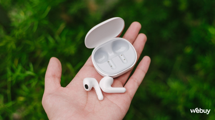 Anker Soundcore K20i được trang bị driver 10mm, âm thanh khá cân bằng, bass có lực nhưng chưa thật sự sâu. Dải mid rõ, vocal nổi bật, phù hợp với các bản nhạc pop, ballad.