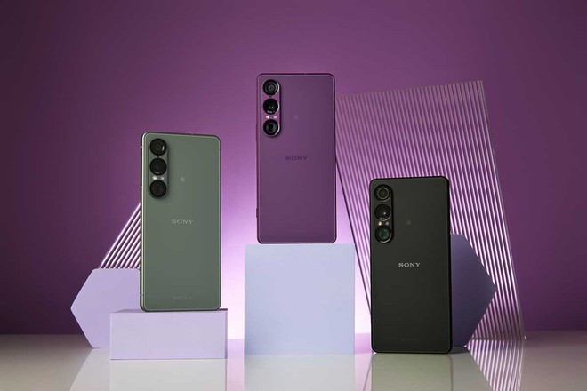 Xperia 1 VII: Tối giản, vuông vức, tinh tế; nút chụp ảnh vật lý chuyên dụng; cảm giác cầm chắc chắn, bền bỉ.