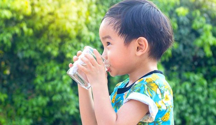 Trở ngại lớn nhất với thói quen sinh hoạt này đó là thời gian chờ cho nước nguội, đồng thời nguồn nước cũng phải đảm bảo đủ an toàn trước khi được đun sôi. Việc bảo trữ nước sôi chờ nguội cũng phát sinh một số vấn đề về an toàn, nguy cơ trẻ bị bỏng.