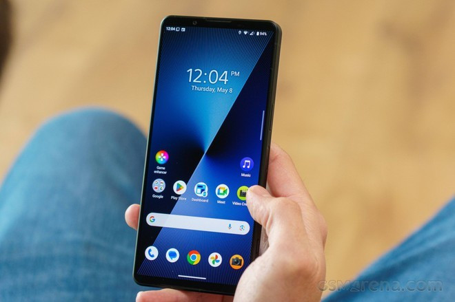 Xperia 1 VII cũng không kém cạnh với chip Snapdragon đầu bảng, hệ thống tản nhiệt tối ưu giữ hiệu năng ổn định. Đặc biệt khi quay phim, chụp ảnh, chỉnh sửa video hoặc chơi game, sony còn tích hợp các công cụ tối ưu hóa như FPS Optimizer, điều chỉnh cảm ứng và cân bằng trắng theo từng tựa game.