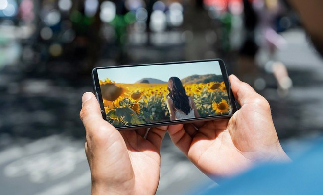 Sony nổi bật với tấm nền OLED 4K độc quyền, tỷ lệ 21:9 cùng độ phân giải siêu cao, cho hình ảnh cực kỳ sắc nét, màu đen sâu và độ tương phản xuất sắc. Công nghệ Triluminos và X1 for Mobile mở rộng dải màu, tái hiện hình ảnh chân thực như trong rạp chiếu phim. Tần số quét 120Hz giúp mọi thao tác vuốt chạm mượt mà, phù hợp cho cả giải trí lẫn sáng tạo nội dung.