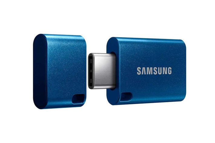 Ổ nhớ flash hoặc SSD gắn ngoài thì quá quen thuộc rồi. Tuy nhiên, đối với các loại gắn cổng USB Type-C hiện nay có thêm khả năng giúp bạn gắn trực tiếp lên điện thoại để quay video 4K. Những thước phim độ phân giải cao sẽ ngay lập tức chiếm đầy bộ nhớ của bạn ngay cả khi bạn xài phiên bản 1TB. Các loại ổ nhớ gắn ngoài luôn được các nhà sáng tạo nội dung lựa chọn như một giải pháp không thể thiếu nếu muốn tận dụng khả năng quay video RAW có thể chỉnh sửa hậu kỳ.