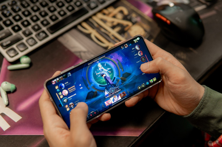 Trong quá trình chơi, Galaxy S25 Edge không quá nóng. Với Liên Quân, máy giữ được mức nhiệt ổn định, chỉ hơi âm ấm nhẹ ở lưng máy sau một vài trận, nhưng không gây khó chịu. Với Tốc Chiến, nhiệt độ nhỉnh hơn đôi chút, có thể cảm nhận rõ khi cầm lâu nhưng vẫn nằm trong ngưỡng chấp nhận được với một thiết bị mỏng nhẹ như vậy.