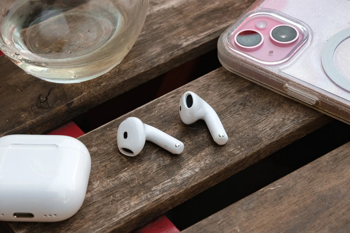 Thông thường, rất khó để tìm thấy bất kỳ sản phẩm Apple nào giảm giá, vì vậy khi có cơ hội giảm giá 60 đô (khoảng 1,5 triệu đồng) cho thế hệ tai nghe nhét tai mới nhất của Apple, rất nhiều người sẽ tranh thủ. Điều thú vị là Apple có hai phiên bản cho mẫu cơ bản; phiên bản được độc giả yêu thích nhất là phiên bản có chức năng chống ồn chủ động và có giá 119 đô la trên Amazon.