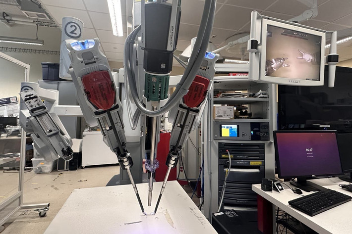 Robot mang tên SRT-H (Surgical Robot Transformer-Hierarchy) được phát triển bởi các nhà nghiên cứu tại Đại học Johns Hopkins đã chứng minh khả năng thực hiện phẫu thuật cắt túi mật với trình độ tương đương các bác sĩ phẫu thuật giàu kinh nghiệm.