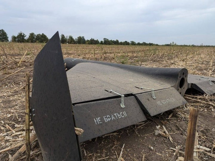 Trong tháng 6 vừa qua, các hệ thống phòng không Ukraine đã phát hiện và bắn hạ một chiếc UAV cảm tử Nga, nhưng lần này xác máy bay không còn là loại Shahed-136 quen thuộc. Đó là một biến thể mới, mang theo hệ thống dẫn đường nâng cấp, mô-đun AI và thậm chí còn kết nối mạng di động Ukraine để truyền dữ liệu thời gian thực.