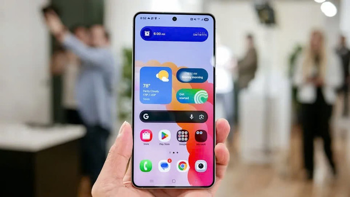 Đương nhiên, một chiếc điện thoại mỏng như thế này cần phải có điểm trừ, đó là pin. Điều này có thể là một điểm trừ đối với một số người, Samsung tuyên bố thời lượng pin "cả ngày" từ viên pin 3.900 mAh này. Nhưng có lẽ nó phải đến từ các tinh chỉnh về phần mềm. Samsung vẫn chưa làm được điều mà các smartphone Trung Quốc đã có, đó là Pin Lithium-Ion Polymer.
