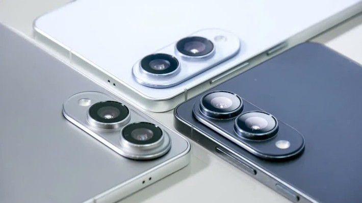 Hệ thống chụp ảnh bao gồm một camera chính 200MP kết hợp với một camera góc siêu rộng 12MP. Samsung không nói rõ rằng họ có sử dụng cùng một cảm biến giống như trên camera chính của Galaxy S25 Ultra hay không. Việc thu phóng đều được xử lý bởi camera chính, kết quả tuyệt vời từ những chiếc điện thoại sử dụng pixel binning. Galaxy S25 Edge sẽ không làm bạn thất vọng ở khía cạnh này. 200MP đủ để thu phóng thoải mái mà chưa lo bị nhiễu.