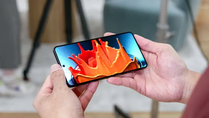 Galaxy S25 Edge có màn hình AMOLED 6,7 inch với độ phân giải QHD+, thực tế giống với Galaxy S25 Plus . Màn hình có kích thước tốt, viền mỏng bao quanh màn hình và một nốt nhỏ cho camera selfie. Samsung chưa tiết lộ tấm nền này được đánh giá như thế nào, nhưng nó có đầy đủ mọi đặc điểm được yêu thích ở màn hình Samsung — như góc nhìn rộng và màu sắc rực rỡ.