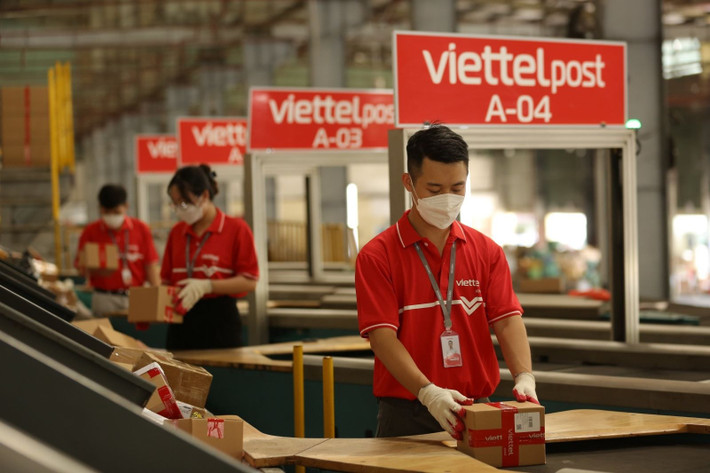 Quy trình hoạt động được tự động hóa: Nhân viên đặt hàng hóa vào robot tại trạm, hệ thống gửi thông báo tới khách hàng, thiết bị di chuyển đến địa chỉ nhận và liên hệ khi đến gần. Sau khi hoàn tất, robot quay lại trạm sạc. Toàn bộ hành trình được giám sát thời gian thực và có thể điều khiển từ xa khi cần.