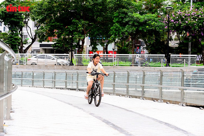 “Hồ mấy năm gần đây xuống cấp nhiều. Khi dự án cải tạo được triển khai, tôi rất mừng. Tôi mong sau khi làm xong, hồ sẽ sạch sẽ, có chỗ đi bộ, tập thể dục... cho người dân sinh sống và làm việc tại quận Đống Đa”, bà Hoàng Thị Nhẫn ở phố Thái Hà chia sẻ.