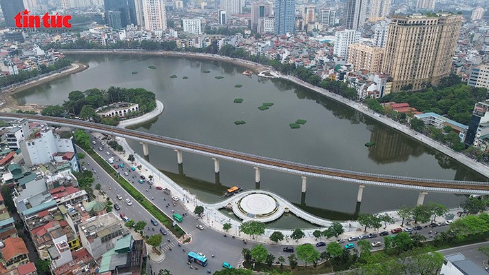 Sau gần 1 năm thi công, dự án cải tạo hồ Hoàng Cầu (quận Đống Đa, Hà Nội) với tổng mức đầu tư gần 300 tỷ đồng đang dần hoàn thiện, mang đến diện mạo mới cho khu vực trung tâm quận Đống Đa.