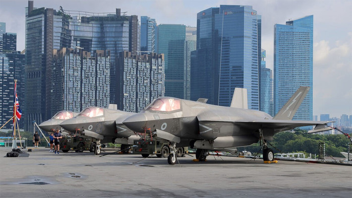 Máy bay chiến đấu tấn công chung F-35B Lightning II của Anh trên tàu HMS Prince of Wales với một phần đường chân trời của Singapore ở phía sau. (Nguồn ảnh: Mike Yeo)