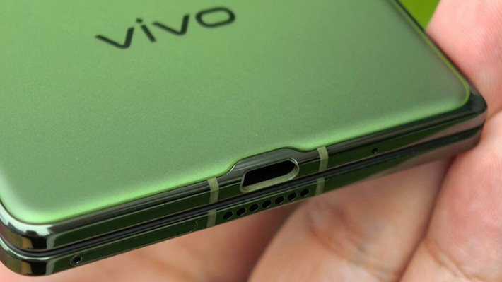 Cụ thể, hình ảnh mở hộp vivo X Fold 5 cho thấy mẫu điện thoại màn hình gập này sẽ có thân máy thậm chí còn mỏng hơn cả cổng USB-C của chính nó.