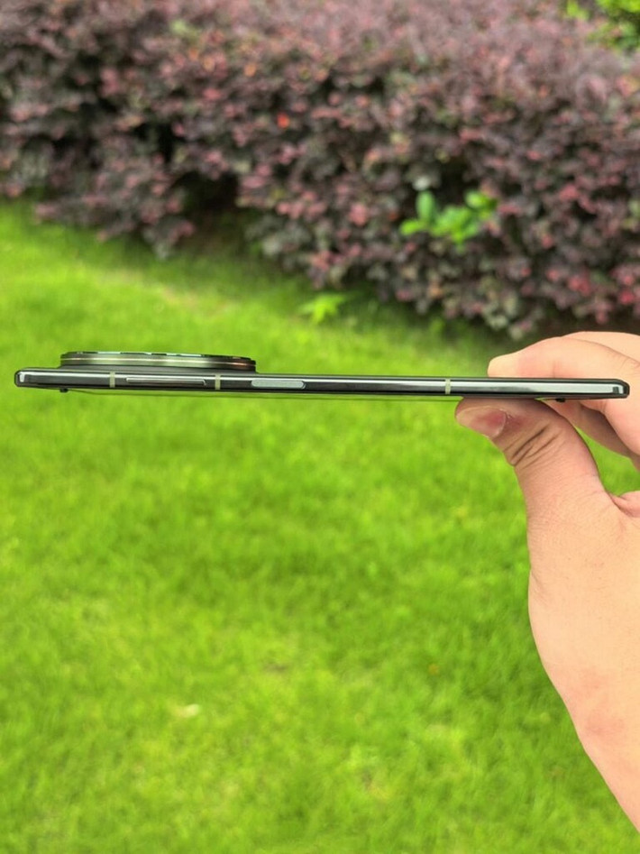 Điện thoại được cho là dày chỉ 4.3mm khi mở ra và 9.33mm khi gập lại, dày hơn một chút so với con số 8.9mm của OPPO Find N5. Tuy nhiên, cổng USB-C trên X Fold5 lại nhô ra đáng kể, và điều này có thể làm dấy lên một số câu hỏi về độ bền hoặc thiết kế.
