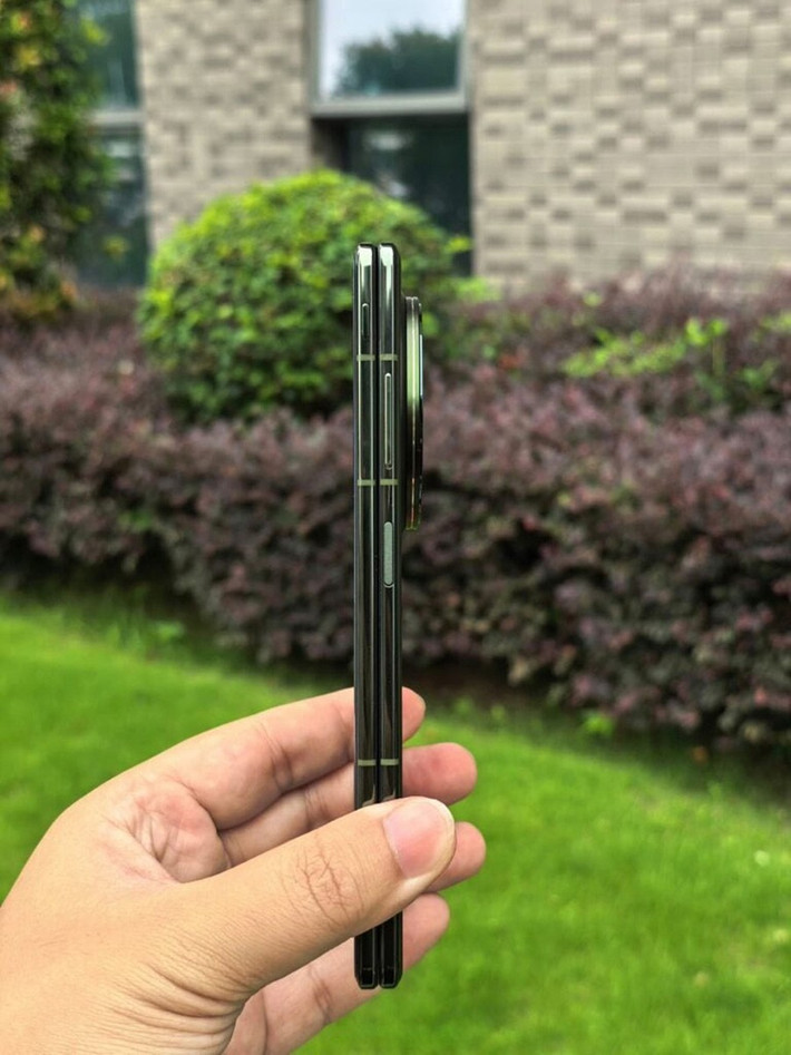 Trọng lượng của vivo X Fold 5 được cho là khoảng 209 gram, khiến nó trở thành điện thoại gập ngang nhẹ nhất từ trước đến nay. vivo cũng tuyên đây sẽ là điện thoại đầu tiên trong phân khúc có ba lớp bảo vệ, bao gồm khả năng kháng nước nước, chống bụi và chống rơi.