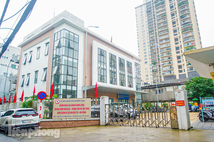 Trụ sở UBND phường Láng mới được đặt trong một ngõ nhỏ phố Vũ Tông Phan. Phường Láng được thành lập trên cơ sở nhập toàn bộ diện tích tự nhiên và dân số của phường Láng Thượng (quận Đống Đa); phần lớn diện tích tự nhiên và dân số của phường Láng Hạ (quận Đống Đa); một phần diện tích tự nhiên và dân số của phường Ngọc Khánh (quận Ba Đình).