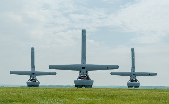 Nhật Bản có kế hoạch mua sáu UAV cỡ nhỏ trên tàu trong năm tài chính 2025, kết thúc vào ngày 31 tháng 3 năm 2026. Mặc dù Sách Trắng không nêu rõ nền tảng cụ thể, nhưng công ty Shield AI của Mỹ đã xác nhận vào đầu năm 2025 rằng UAV V-BAT của họ đã được chọn để hoạt động trên các tàu chiến Nhật Bản, theo FlightGlobal đưa tin.
