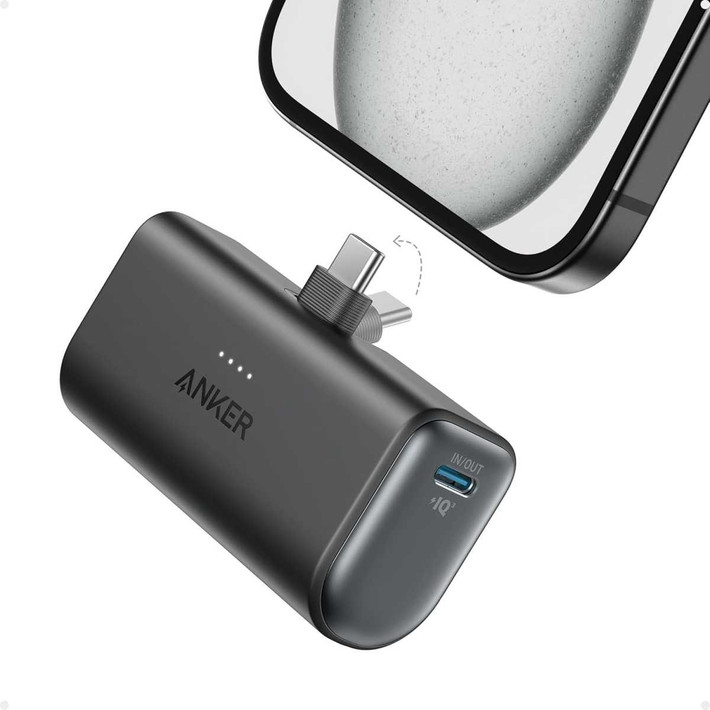 Đầu tiên đương nhiên là thứ cực kỳ quen thuộc, ai sử dụng smartphone cũng biết đến, pin sạc dự phòng. Bạn cần có trong túi/túi quần/ba lô vì bạn không bao giờ biết khi nào điện thoại sẽ hết pin và cần sạc lại. Pin dự phòng có đủ dung lượng, kích thước từ nhỏ gọn để mang theo bất cứ đâu đến loại khủng bố đủ xài cả tuần.