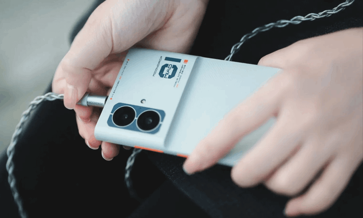 Dù có camera sau 64 MP (Sony IMX686) và ống kính góc rộng 8 MP, chất lượng chụp hình của MIAD 01 chỉ được đánh giá ở mức trung bình. Camera selfie có độ phân giải 32 MP, phù hợp cho các nhu cầu gọi video hoặc chụp chân dung cơ bản, không quá xuất sắc.